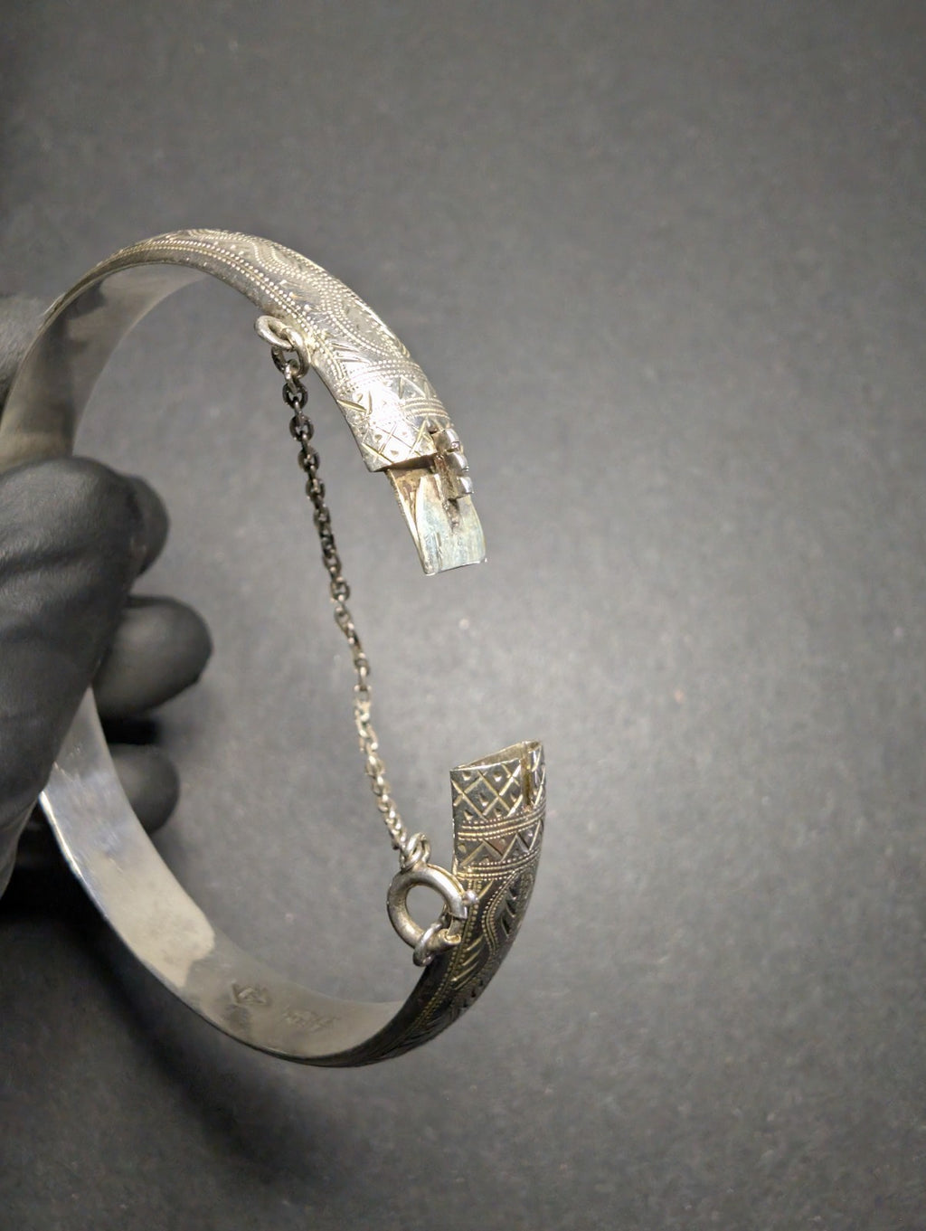 Vintage Siam Solid 925 Silver Engraved Design Hinged Bangle with Safety Chain